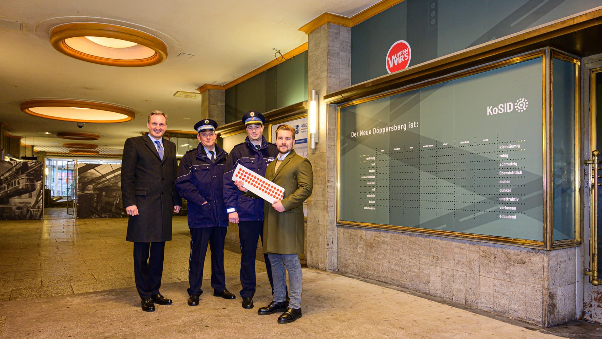 Kooperation für Sicherheit am Döppersberg (v. li.): Markus Hilkenbach (WSW-Vorstandsvorsitzender), Polizeihauptkommissar Marc Melzer (Stellv. Leiter Polizeiwache Innenstadt), Polizeirat Michael Madre (Leiter Polizeiinspektion Wuppertal i. V.), Moritz Quel (Bergische Universität).