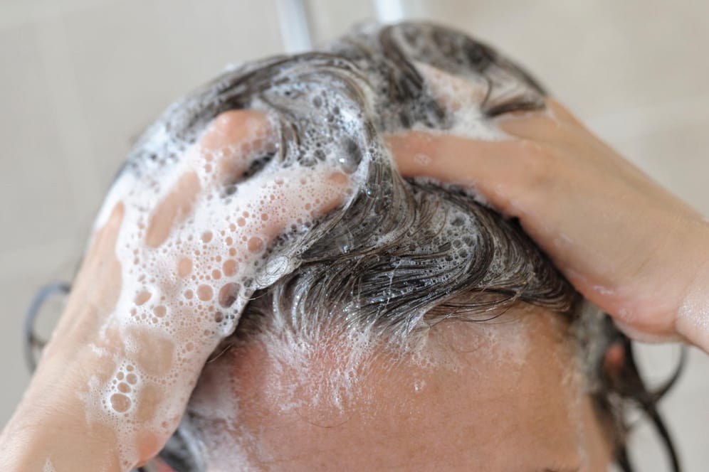 Haarwäsche: Die Experten von "Öko-Test" raten davon ab, Conditioner bei jeder Dusche einzusetzen.