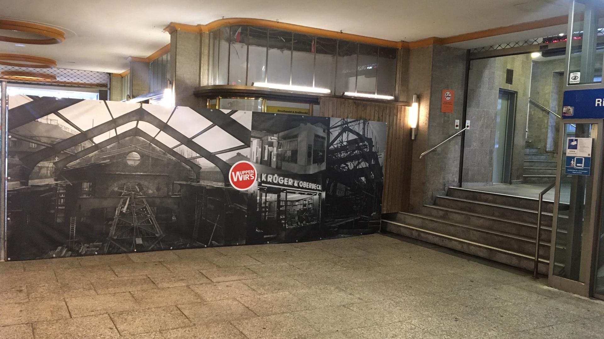 Aufgang zur Schwebebahn-Station: Seit über einem Jahr wird die im sogenannten Köbo-Haus befindliche Station saniert.