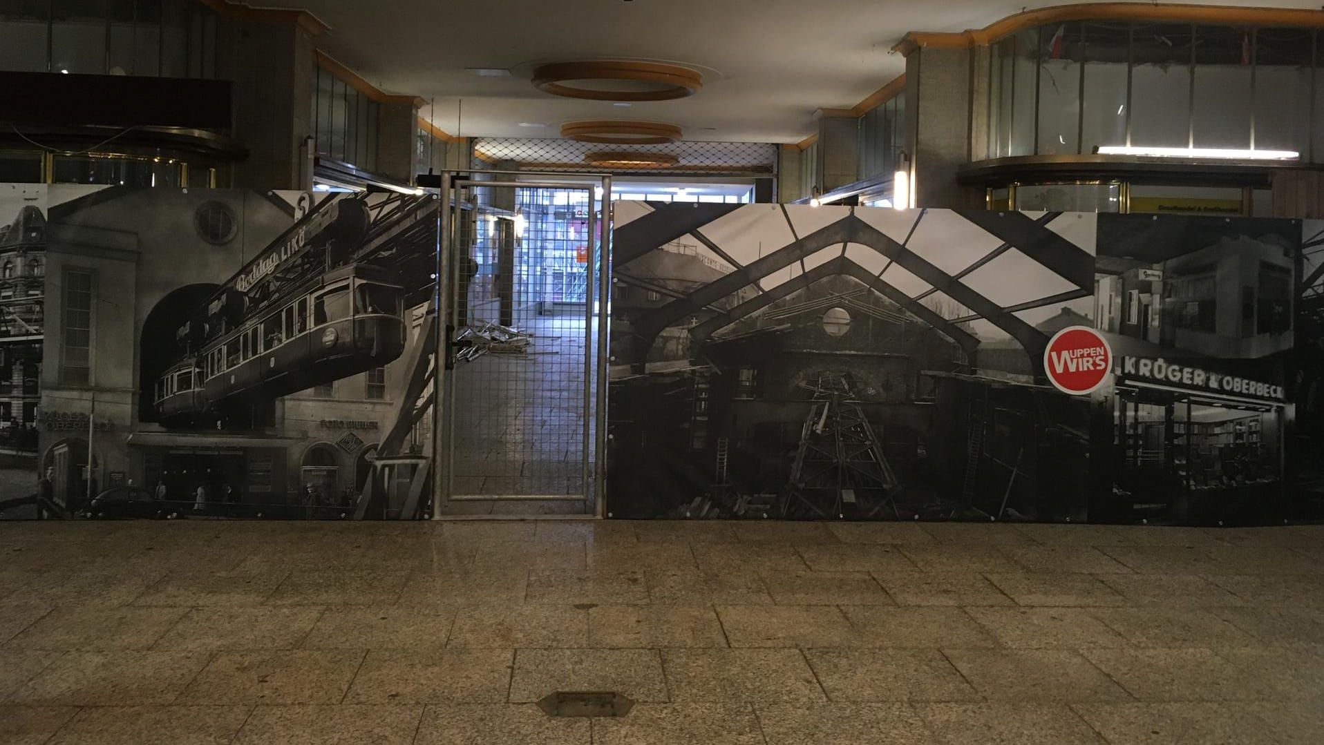 Blick in die Schwebebahn-Station Döppersberg: Die historischen Plakate sollen die triste Atmosphäre dort etwas verbessern.