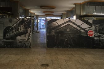 Blick in die Schwebebahn-Station Döppersberg: Die historischen Plakate sollen die triste Atmosphäre dort etwas verbessern.