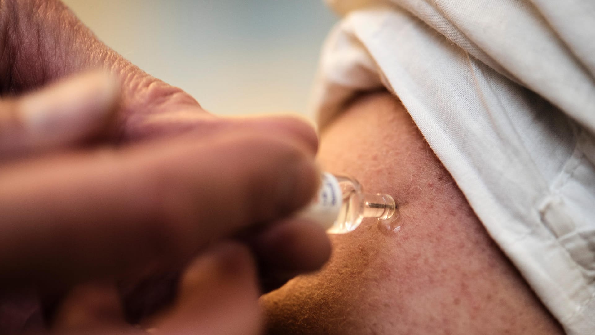 Ein Patient wird gegen die Grippe (Influenza) geimpft: In Köln sind die Erkrankungen deutlich gestiegen (Symbolbild). Ein Patient wird gegen die Grippe (Influenza) geimpft: In Köln sind die Erkrankungen deutlich gestiegen (Symbolbild).