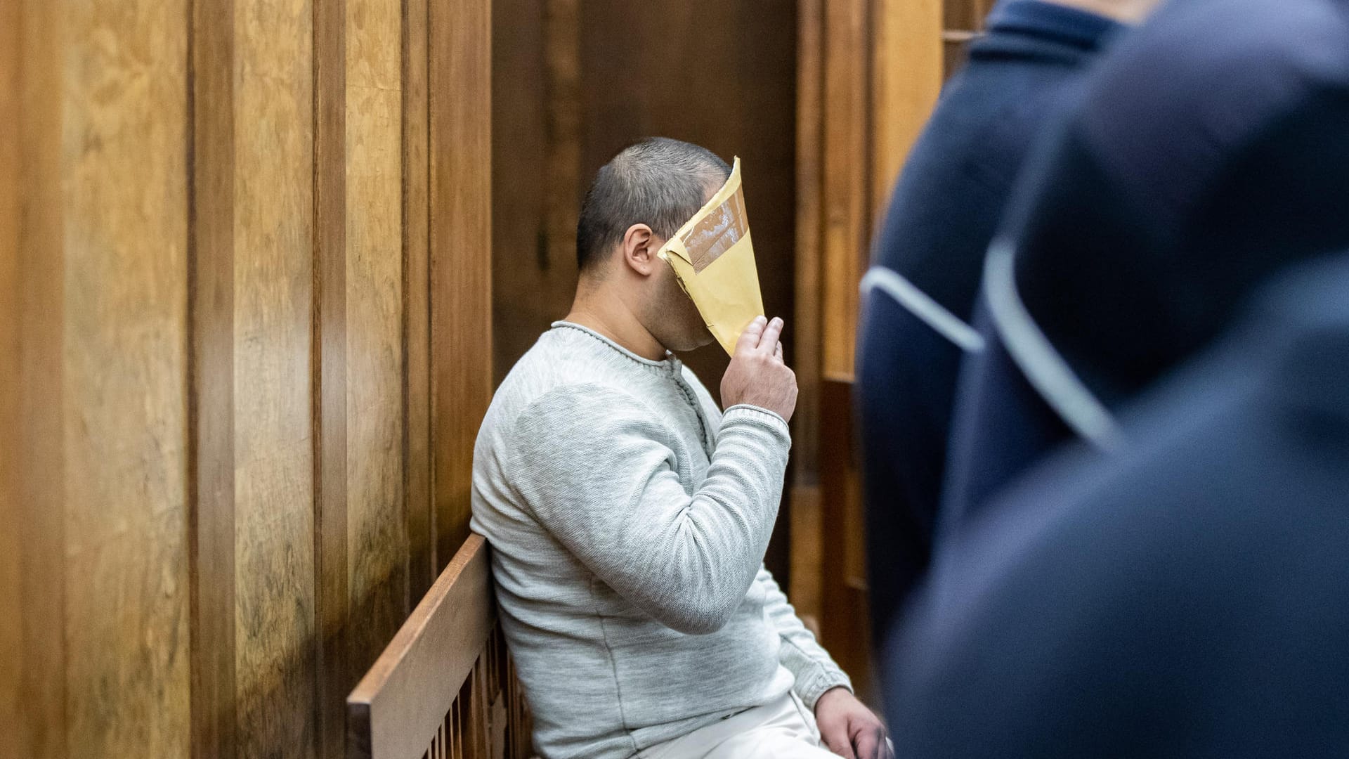Der Angeklagte zu Beginn seines Prozesses im Gerichtssaal: Der 28-Jährige hat in Voerde eine 34-jährige Frau vom Bahnsteig vor einen einfahrenden Zug gestoßen und dadurch getötet. (Archivbild) Der Angeklagte zu Beginn seines Prozesses im Gerichtssaal: Der 28-Jährige hat in Voerde eine 34-jährige Frau vom Bahnsteig vor einen einfahrenden Zug gestoßen und dadurch getötet. (Archivbild)