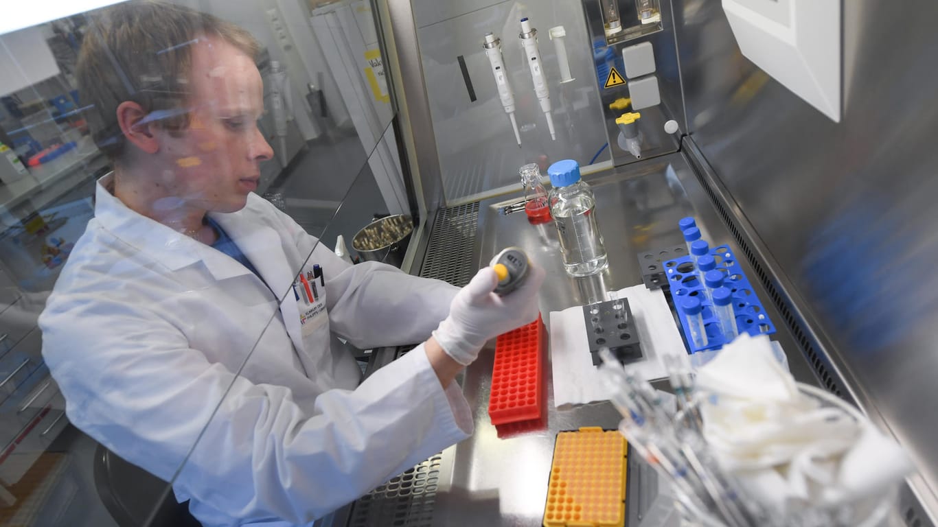 Ein Forschungslabor des Instituts für Virologie der Philipps-Universität Marburg: Auf Hochtouren wird an einem Impfstoff geforscht.