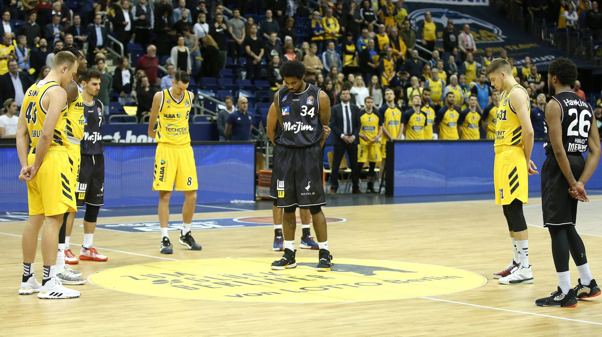 Alba Berlin gegen Merlins Crailsheim: Die Spieler versammeln sich zur Schweigeminute zu Ehren Kobe Bryants.