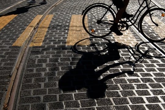 So nicht! Fahrradfahrer müssen beim Überqueren des Zebrastreifens absteigen.