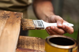 Holzlasur: Mit dem Mittel lässt sich einer Verwitterung von Holzprodukten vorbeugen.
