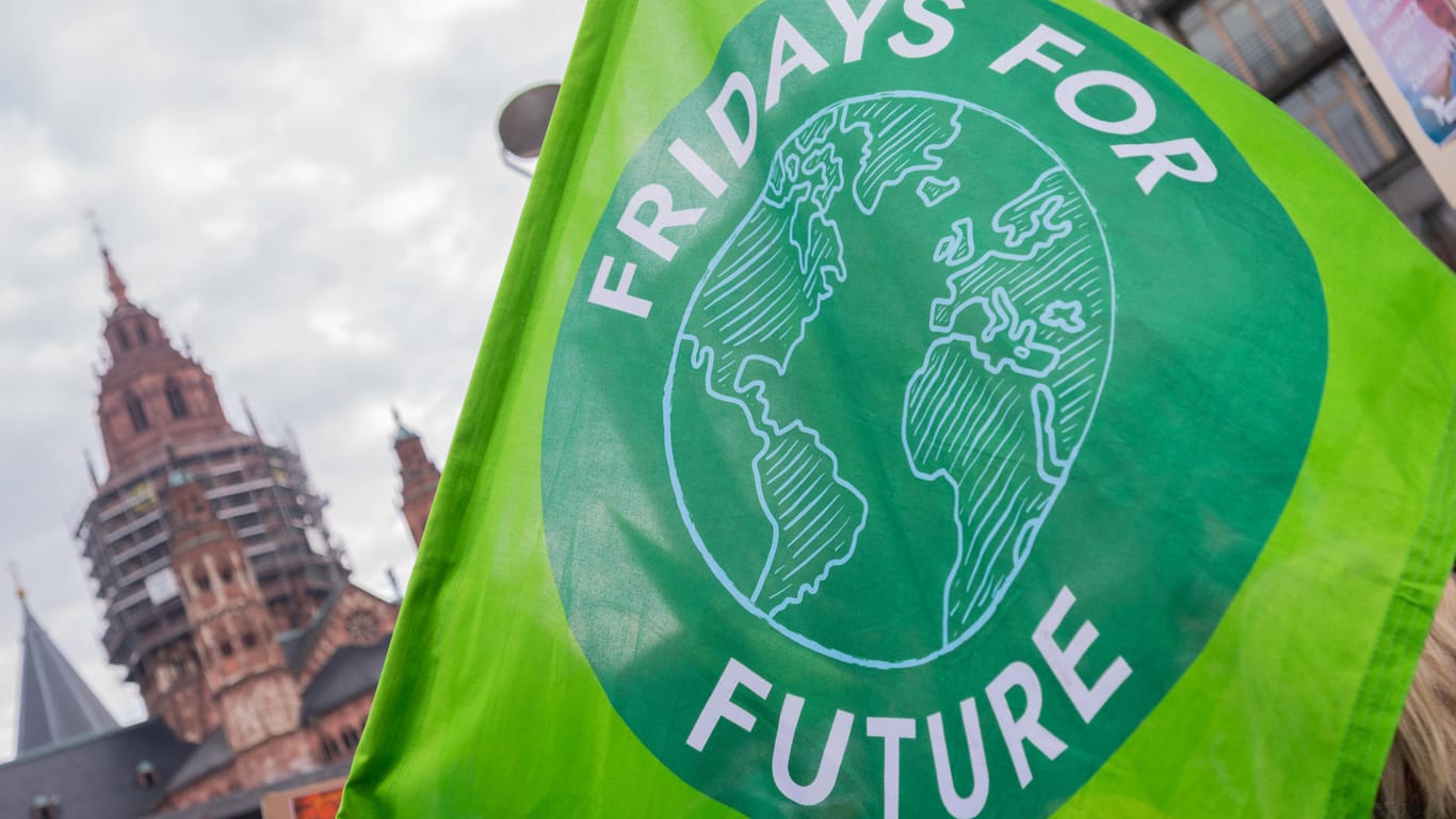 Eine Flagge mit dem Aufdruck "Fridays for Future": Die Klimaaktivistin Greta Thunberg rief 2018 den Begriff "Firdays for Future" ins Leben. (Archivbild)