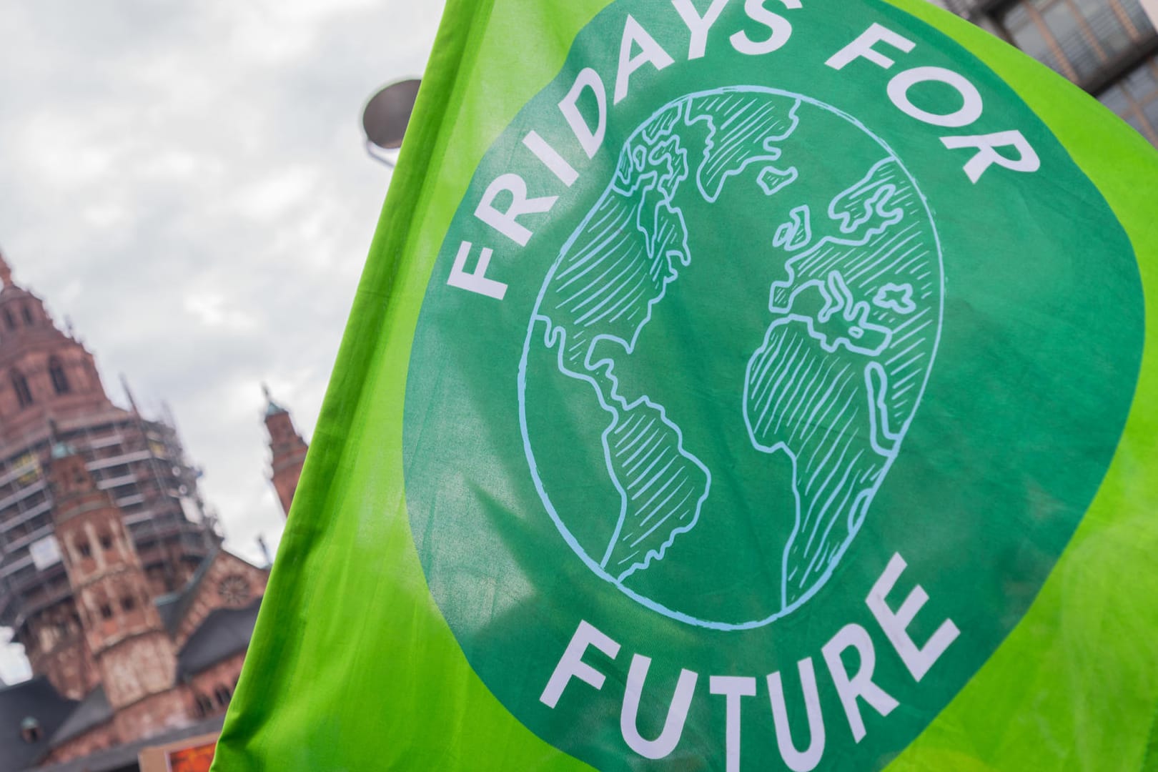 Eine Flagge mit dem Aufdruck "Fridays for Future": Die Klimaaktivistin Greta Thunberg rief 2018 den Begriff "Firdays for Future" ins Leben. (Archivbild)