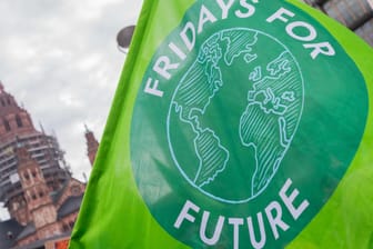 Eine Flagge mit dem Aufdruck "Fridays for Future": Die Klimaaktivistin Greta Thunberg rief 2018 den Begriff "Firdays for Future" ins Leben. (Archivbild)