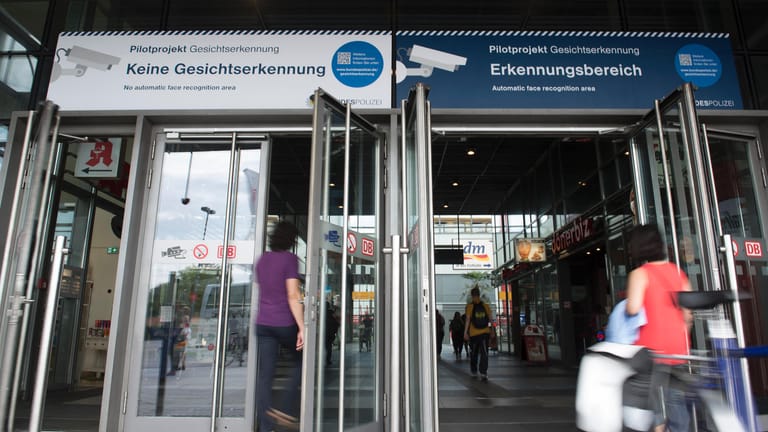 Eingang des Bahnhofs Südkreuz in Berlin: Hier testete die Bundespolizei die automatische Gesichtserkennung.