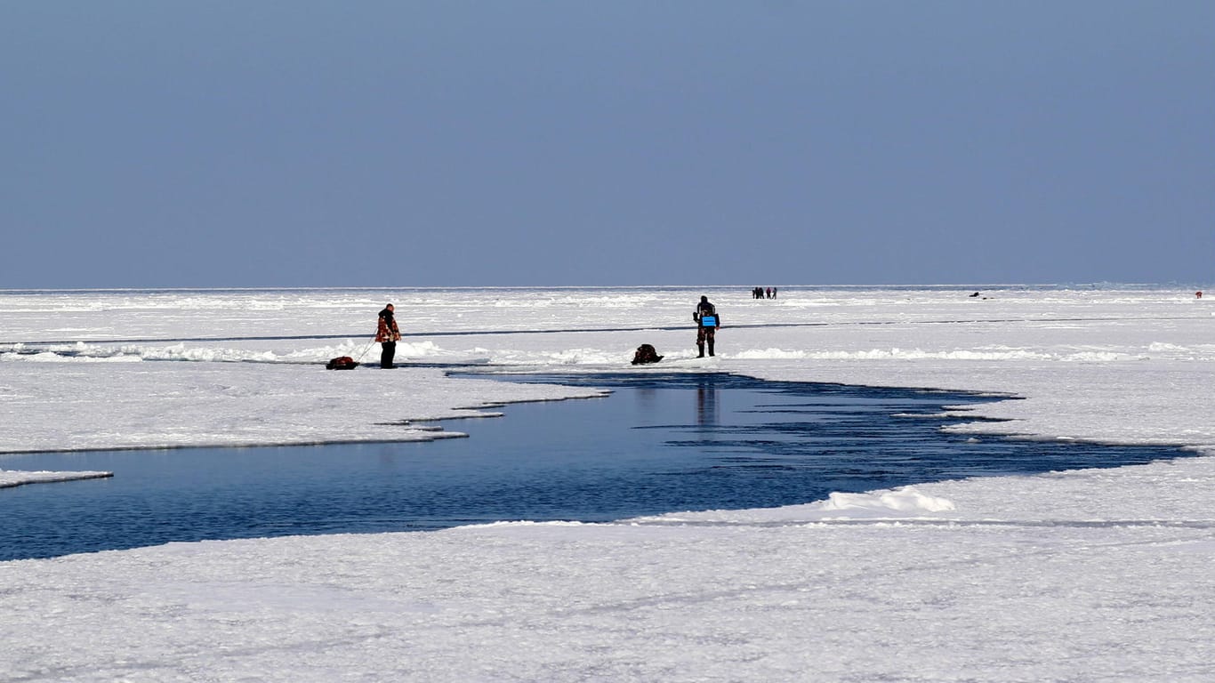 Fischer auf dem Eis vor Sachalin: Behörden warnen derzeit davor, das Eis zu betreten. (Archivbild)