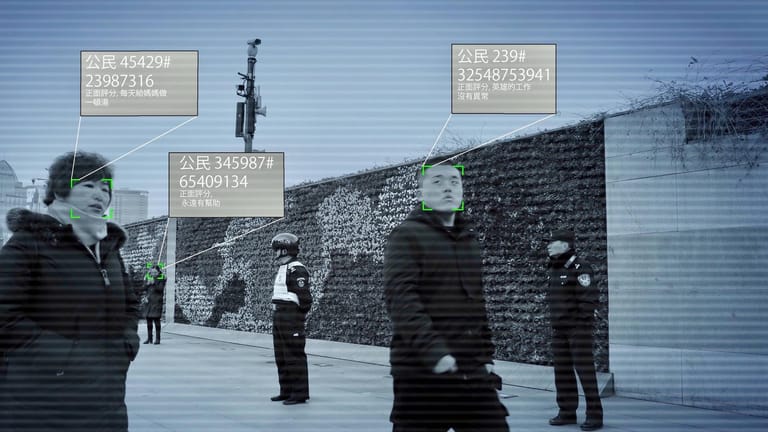 Menschen werden von einer Überwachungskamera aufgezeichnet und analysiert (Fotomontage): Der chinesische Staat überwacht seine Bürger flächendeckend.
