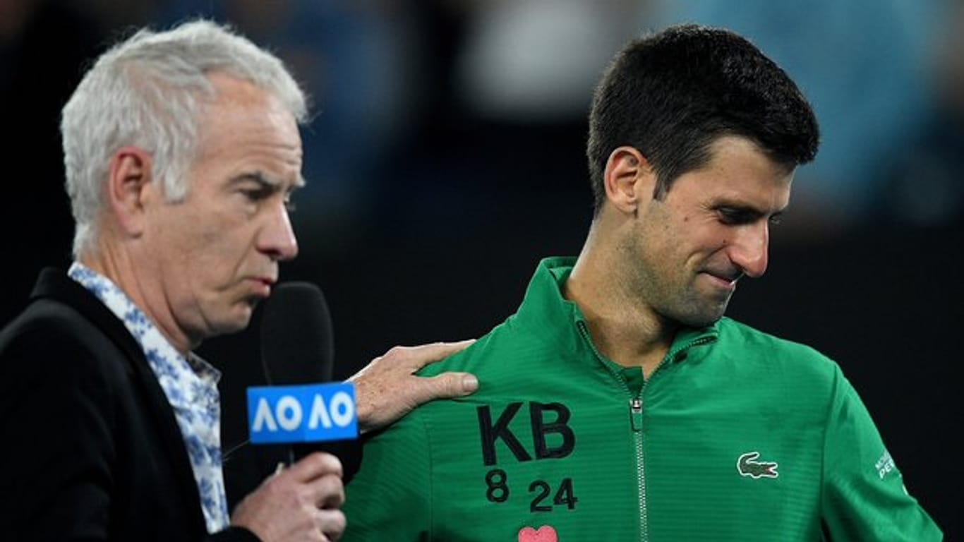 Gedenken an Kobe Bryant: Novak Djokovic (r) und John McEnroe.
