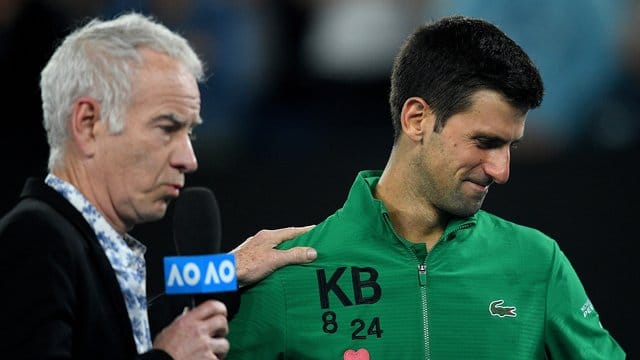 Gedenken an Kobe Bryant: Novak Djokovic (r) und John McEnroe.