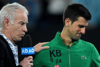 Gedenken an Kobe Bryant: Novak Djokovic (r) und John McEnroe.