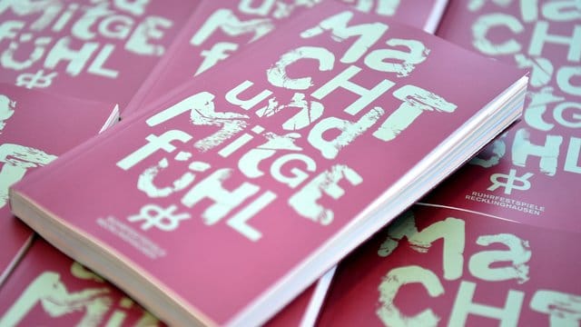 Programmhefte der Ruhrfestspiele mit der Losung für dieses Jahr: "Macht und Mitgefühl". Programmhefte der Ruhrfestspiele mit der Losung für dieses Jahr: "Macht und Mitgefühl".