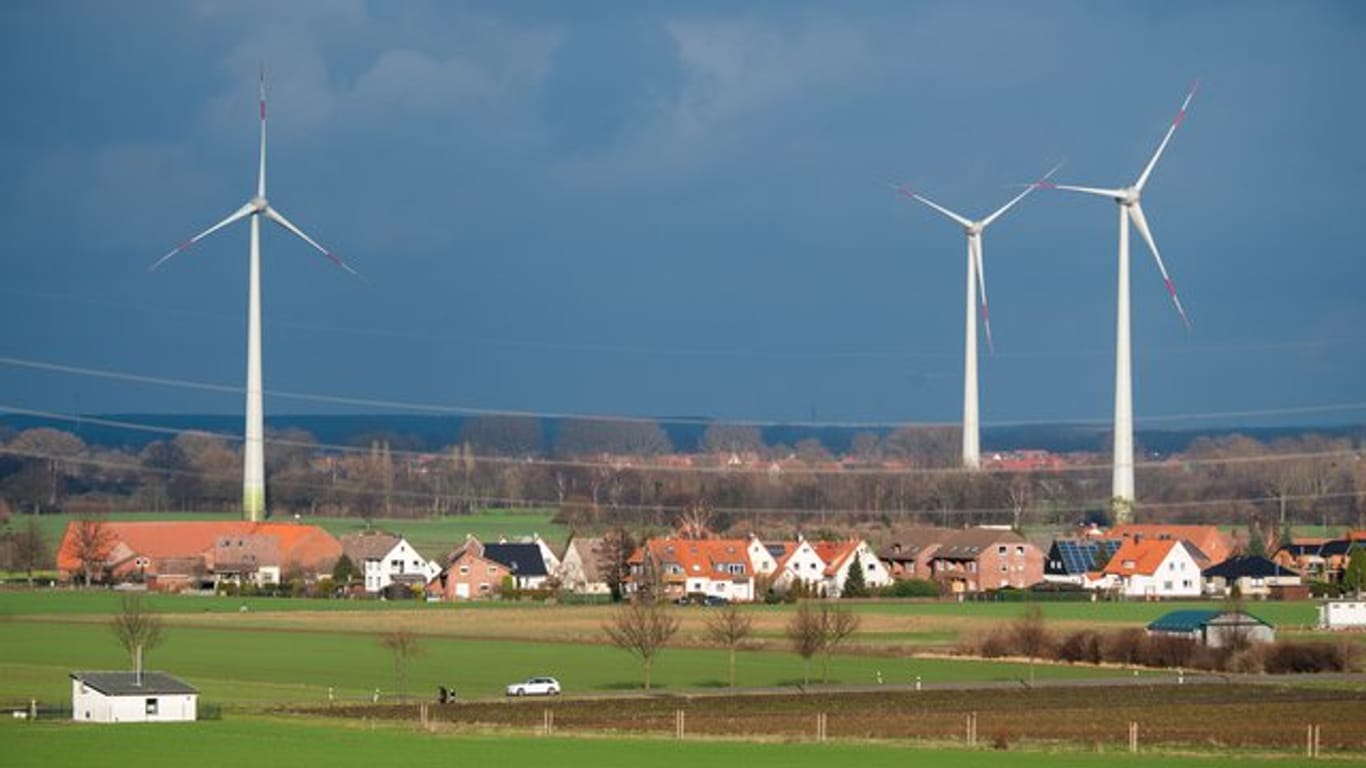 Windräder stehen nahe der Gemeinde Beckedorf in Niedersachsen.