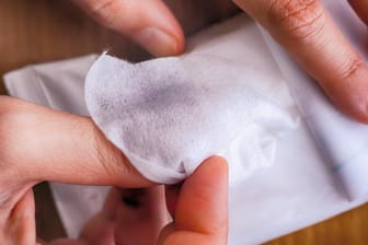 Reinigungstücher: In Tüchern aus der Drogerie Müller wurden Bakterien gefunden.