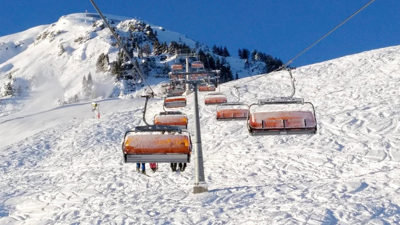 Ein Skilift in Tirol: Rund 40 Betroffene wurden aus den Gondel geborgen. (Symbolbild)