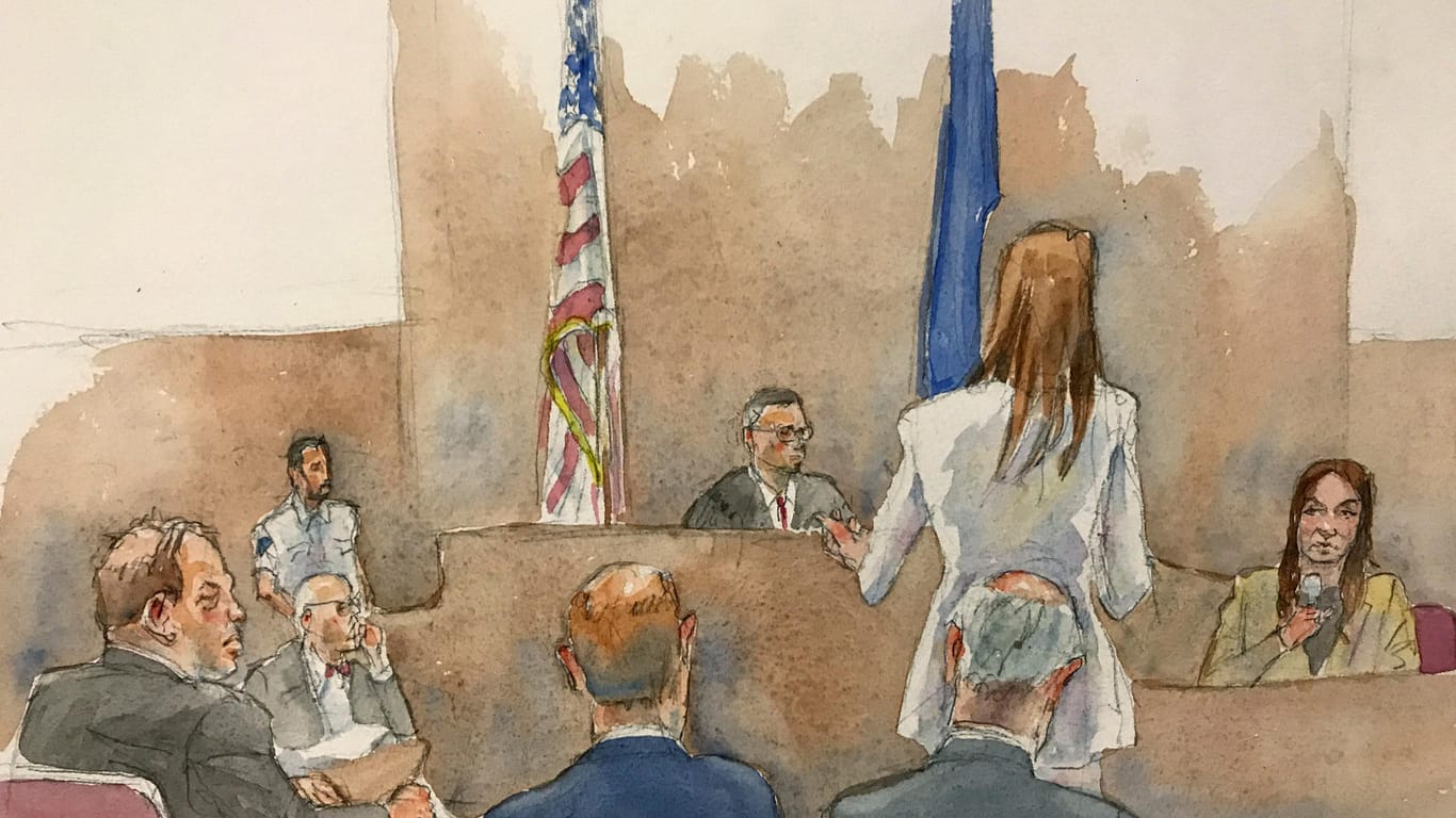 Ein Sketch aus dem Gerichtssaal: Harvey Weinstein sitzt ganz links, während die Zeugin Miriam Haley ganz rechts in ein Mikrofon spricht.