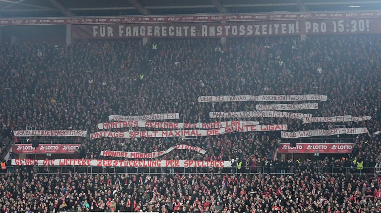 Mainzer Fans zeigen beim Derby gegen Frankfurt im Dezember 2019 ihren Unmut über die Sonntagsspiele.