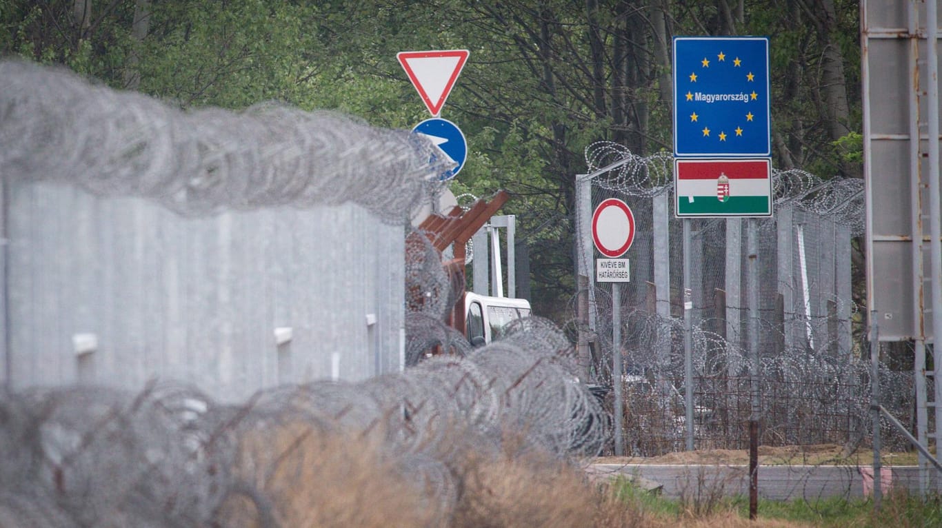 Die ungarische Grenzübergang Röszke: Der Übergang war noch geschlossen, als die Migranten ihn durchbrechen wollten (Archivbild).