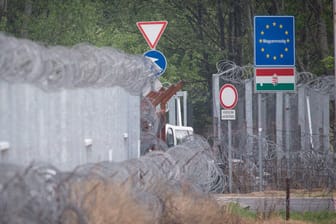 Die ungarische Grenzübergang Röszke: Der Übergang war noch geschlossen, als die Migranten ihn durchbrechen wollten (Archivbild).