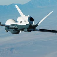 Eine Triton-Drohne des US-Herstellers Northrop Grumman: Statt solcher Drohnen kauft die Bundeswehr nun drei Flugzeuge von Bombadier (Archivbild).