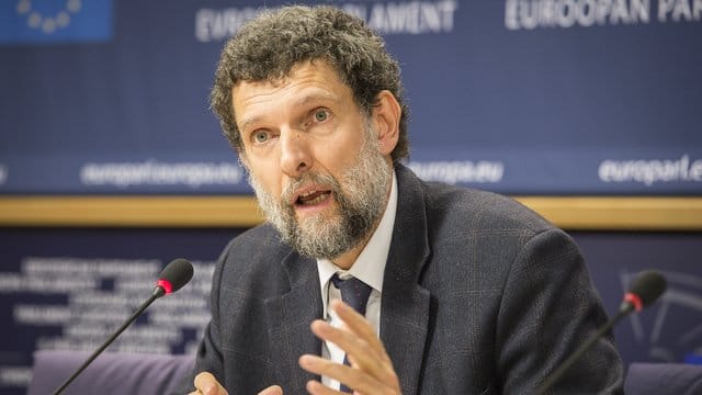 Osman Kavala bleibt weiter in Untersuchungshaft. Osman Kavala bleibt weiter in Untersuchungshaft.