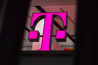 Deutsche Telekom: Das Unternehmen setzt bei Filialen in Deutschland den Rotstift an.