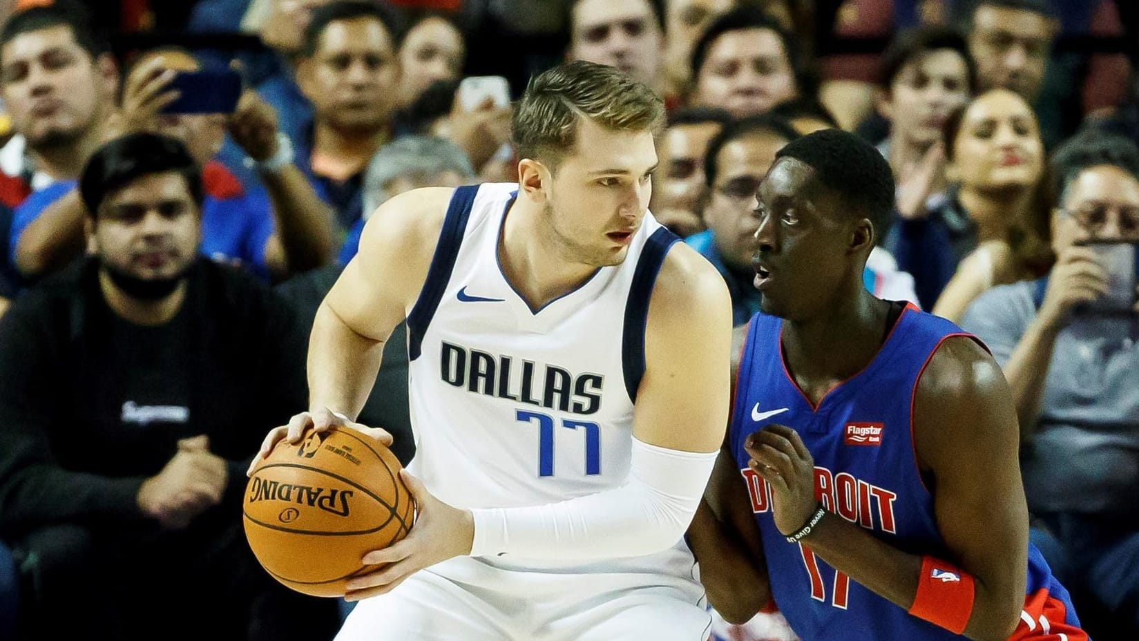 Luka Doncic: Der Slowene (li.), hier im Duell gegen Tony Snell, ist der neue Superstar der Dallas Mavericks.