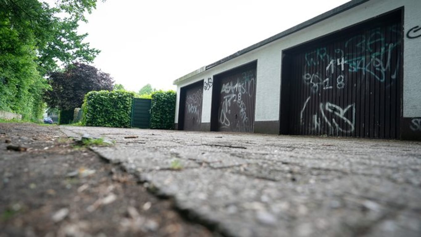 Auf diesem Garagenhof in Dortmund sollen drei Schüler versucht haben, einen Lehrer mit Hämmern zu ermorden.