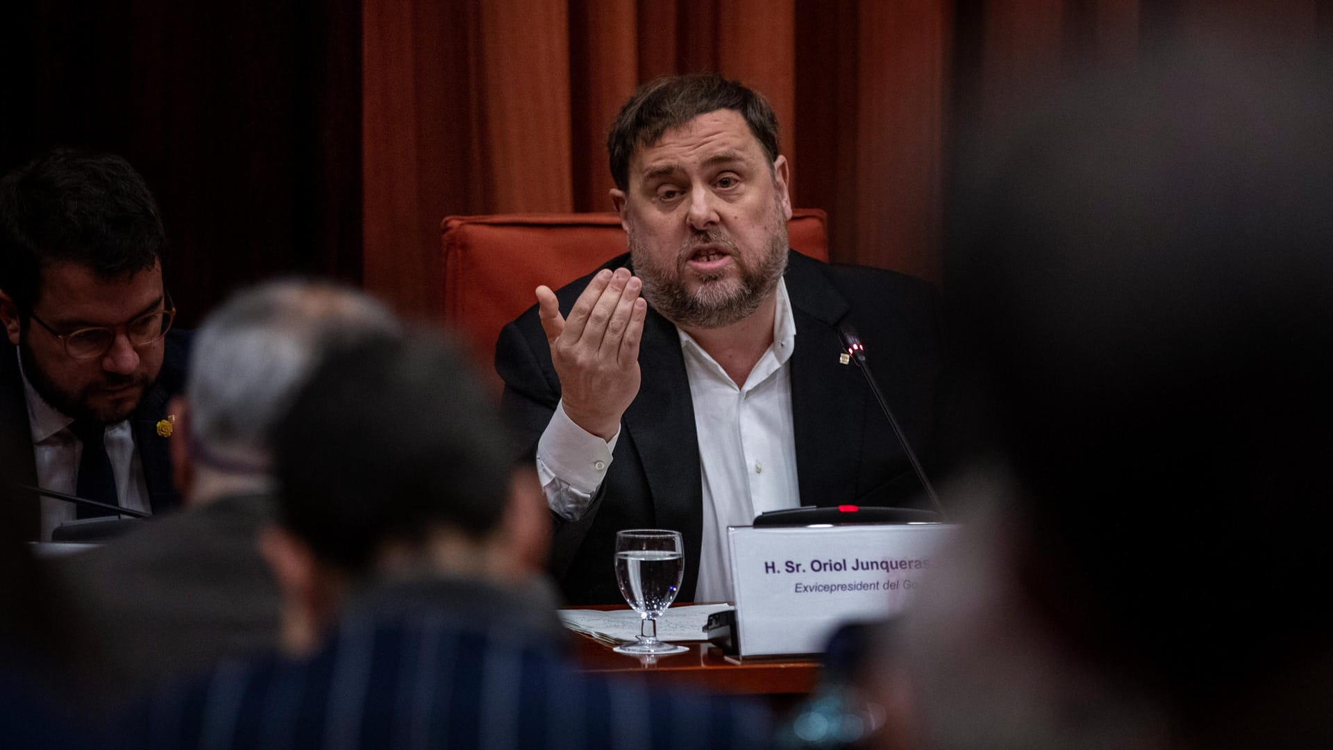 Oriol Junqueras im katalanischen Parlament: Der frühere Vizechef Kataloniens will sich von der spanischen Justiz und seiner langen Haftstrafe nicht einschüchtern lassen. Oriol Junqueras im katalanischen Parlament: Der frühere Vizechef Kataloniens will sich von der spanischen Justiz und seiner langen Haftstrafe nicht einschüchtern lassen.