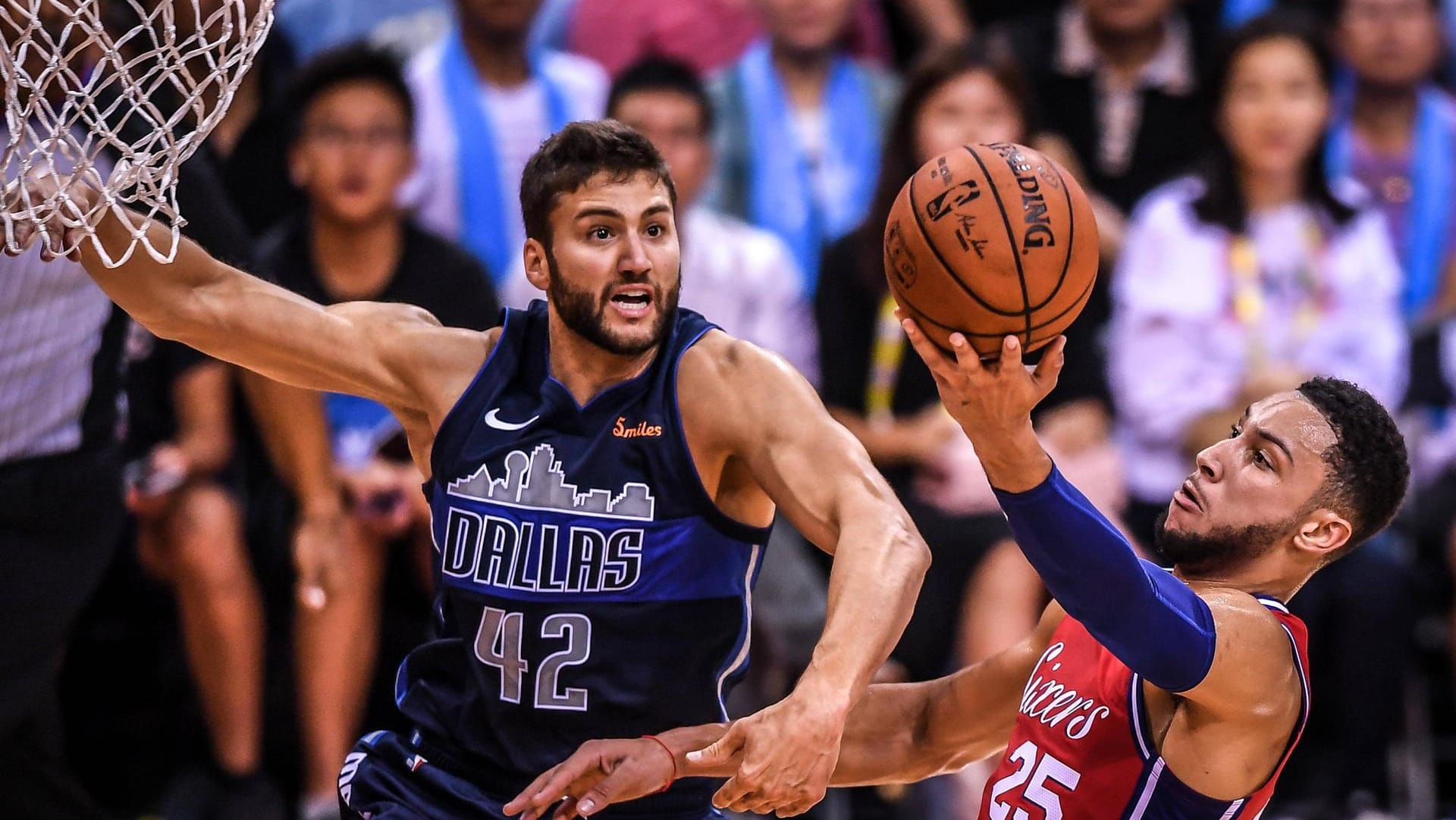 Maxi Kleber (li.): Der Forward will auch in der Nationalmannschaft so stark verteidigen wie hier gegen Sixers-Star Ben Simmons.