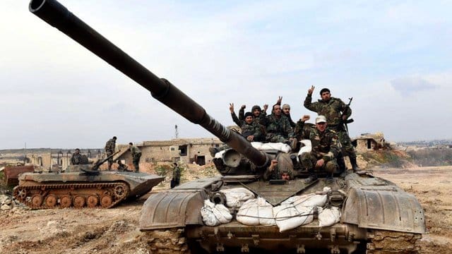Syrische Soldaten zeigen das "Victory"-Zeichen. Syrische Soldaten zeigen das "Victory"-Zeichen.