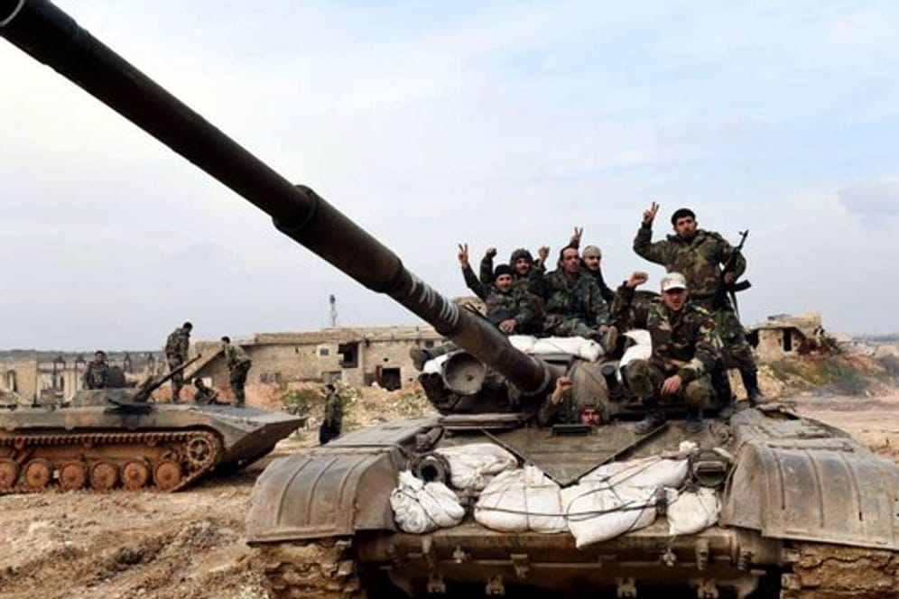 Syrische Soldaten zeigen das "Victory"-Zeichen.