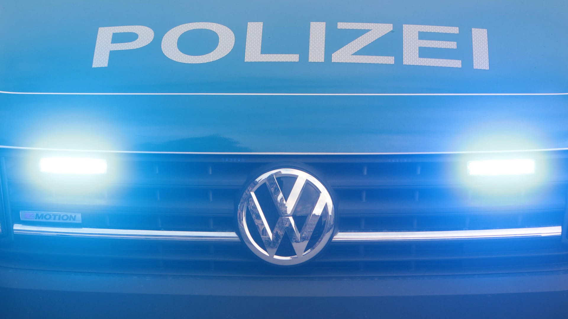 Einsatzfahrzeug der Polizei: Bei Durchsuchungen konnten die Ermittler Hunderte Dateien mit kinderpornographischen Inhalten sicherstellen (Symbolbild).