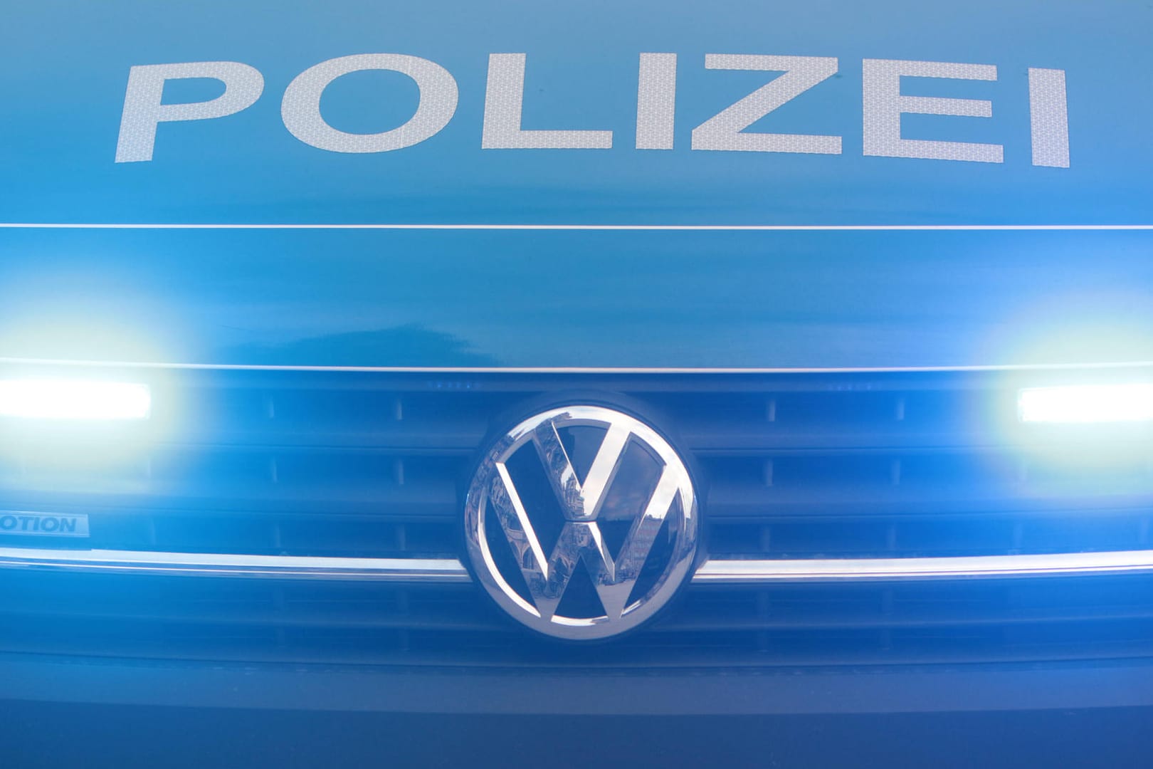 Einsatzfahrzeug der Polizei: Bei Durchsuchungen konnten die Ermittler Hunderte Dateien mit kinderpornographischen Inhalten sicherstellen (Symbolbild).