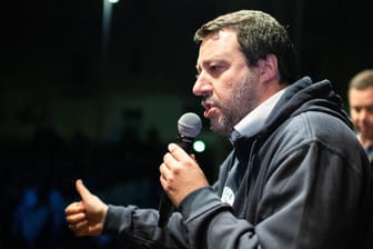 Matteo Salvini bei einer Wahlkampfveranstaltung: Genützt hat ihm die umstrittene Aktion nichts, Salvinis Lega verlor die Wahl in der Region (Archivbild).