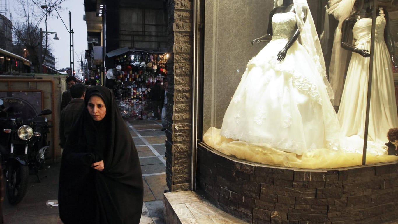 Eine Frau läuft in Teheran an einem Brautmodengeschäft vorbei: Der Iran befindet sich im gesellschaftlichen Umbruch, daher steigen die Scheidungszahlen (Archivbild).