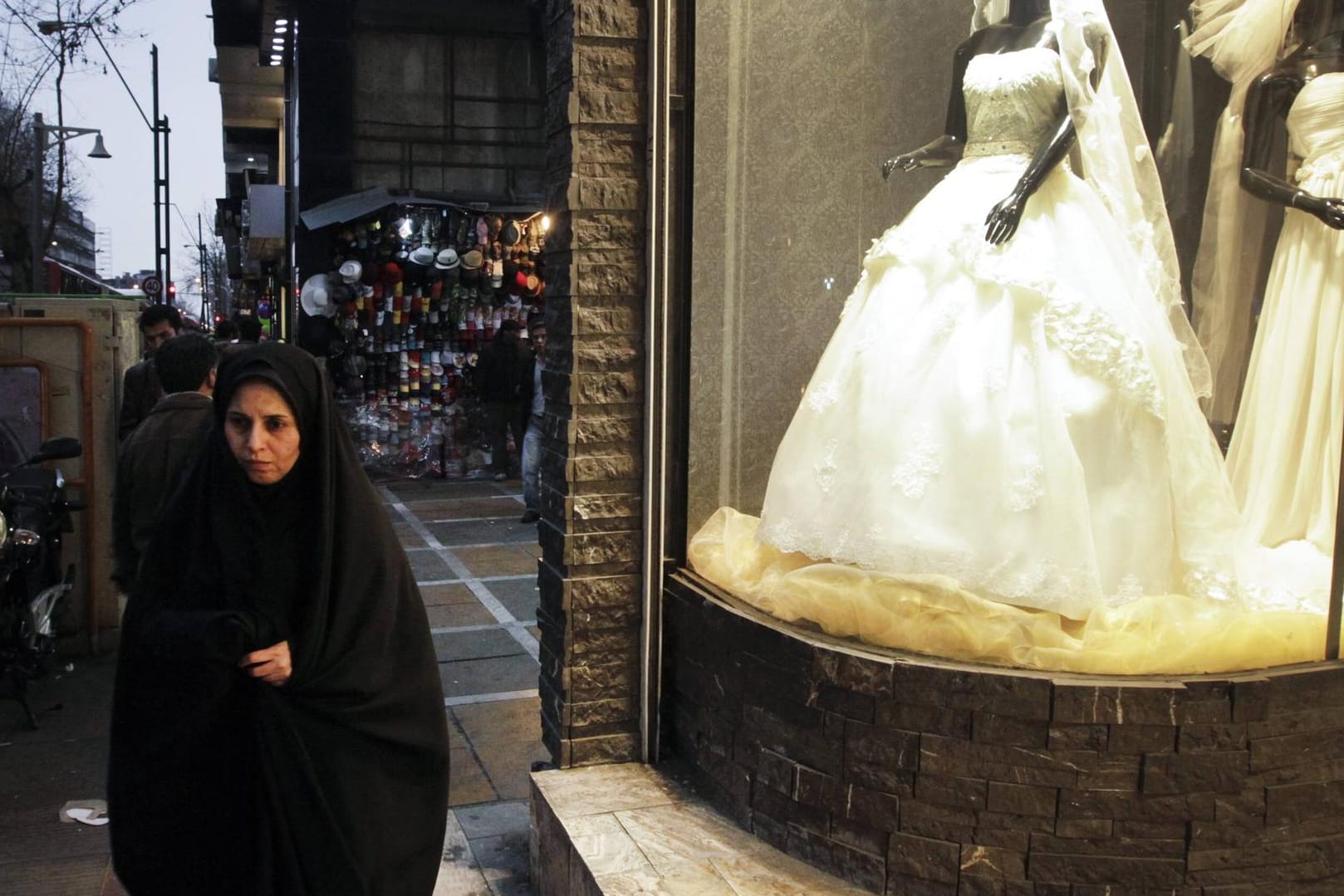 Eine Frau läuft in Teheran an einem Brautmodengeschäft vorbei: Der Iran befindet sich im gesellschaftlichen Umbruch, daher steigen die Scheidungszahlen (Archivbild).