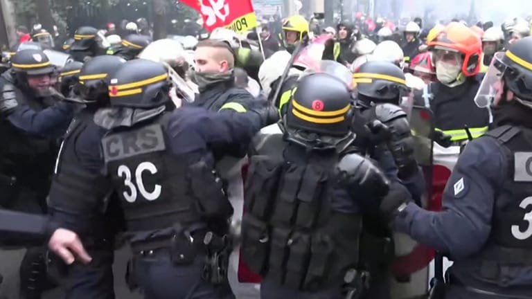 Proteste in Paris: Handgreiflichkeiten zwischen Polizei und Feuerwehr
