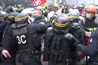 Proteste in Paris: Handgreiflichkeiten zwischen Polizei und Feuerwehr