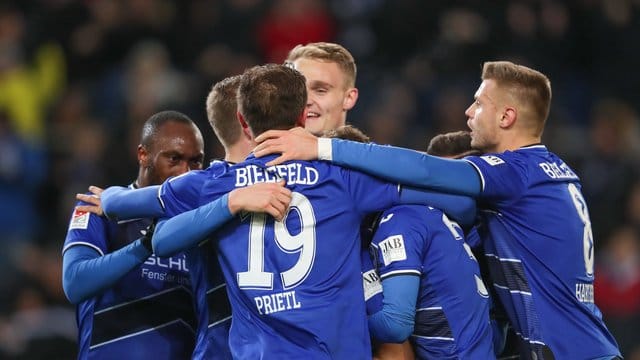 Die Bielefelder feiern den 2:0-Sieg gegen den VfL Bochum.