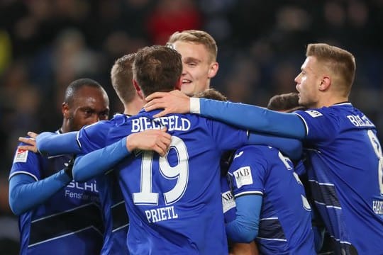 Die Bielefelder feiern den 2:0-Sieg gegen den VfL Bochum.