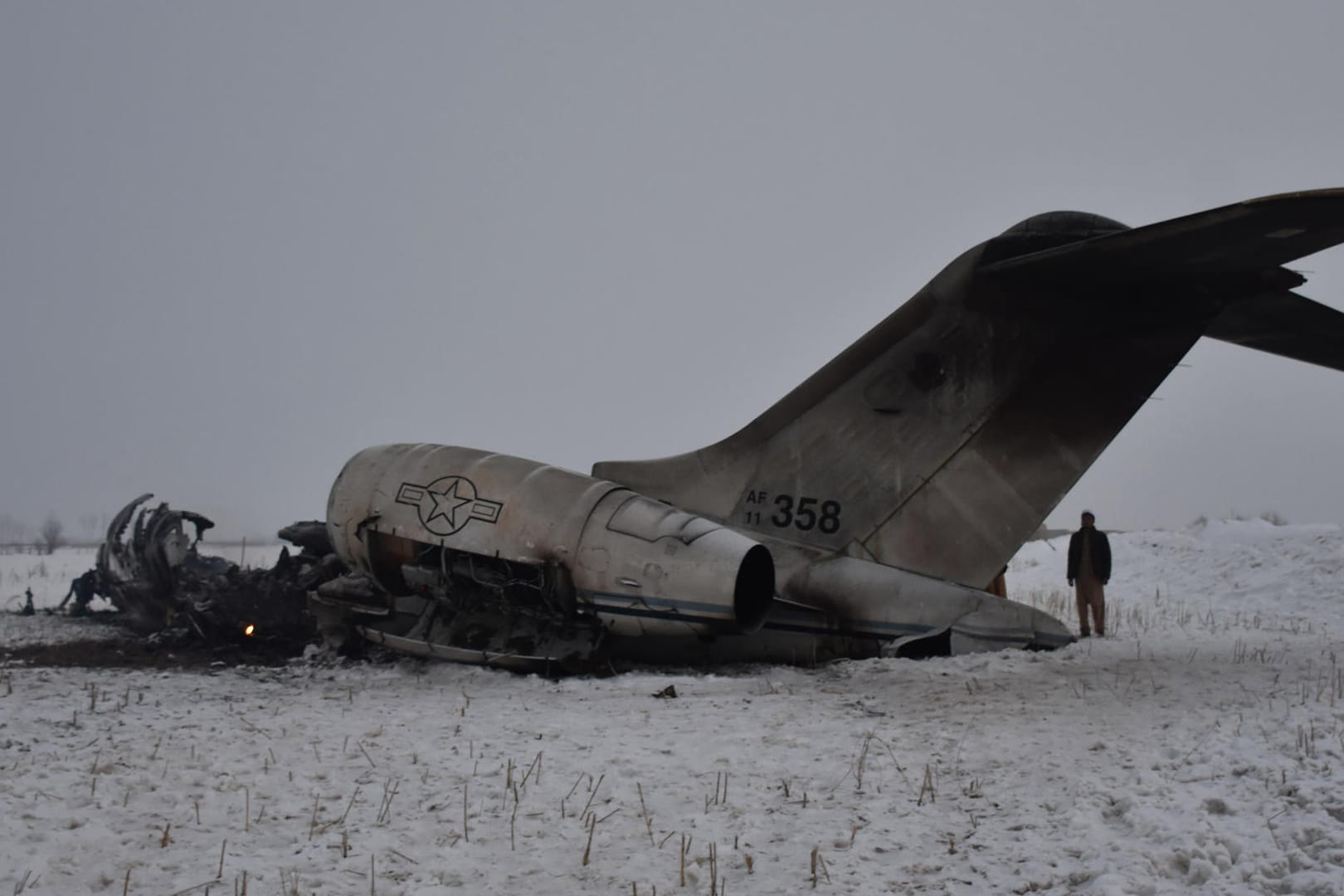 Das Wrack der abgestürzten Maschine: Warum das Flugzeug abstürzte, ist bisher unklar, Anzeichen für einen Abschuss gäbe es jedoch keine, so das US-Verteidigungsministerium.