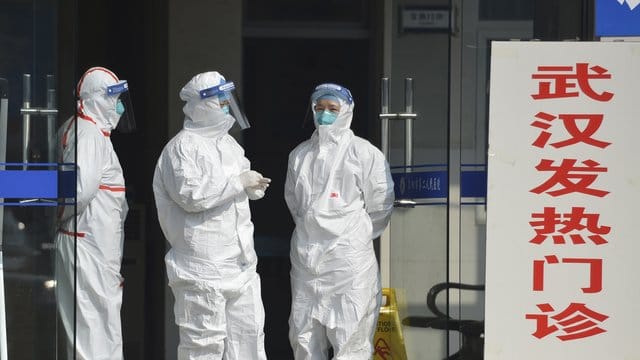 Medizinisches Personal in Schutzanzügen wartet in der zentralchinesischen Provinz Anhui am Eingang einer Klinik für Fieberpatienten und Patienten aus Wuhan. Medizinisches Personal in Schutzanzügen wartet in der zentralchinesischen Provinz Anhui am Eingang einer Klinik für Fieberpatienten und Patienten aus Wuhan.