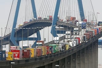 Mit Containern beladene Lastwagen stauen sich auf der Köhlbrandbrücke im Hamburger Hafen.