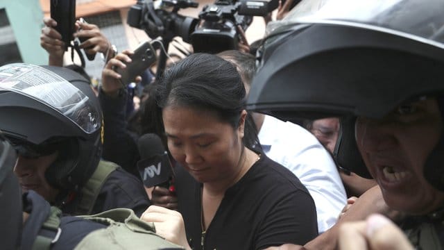 Keiko Fujimori, Oppositionschefin in Peru, wird von der Polizei eskortiert. Keiko Fujimori, Oppositionschefin in Peru, wird von der Polizei eskortiert.